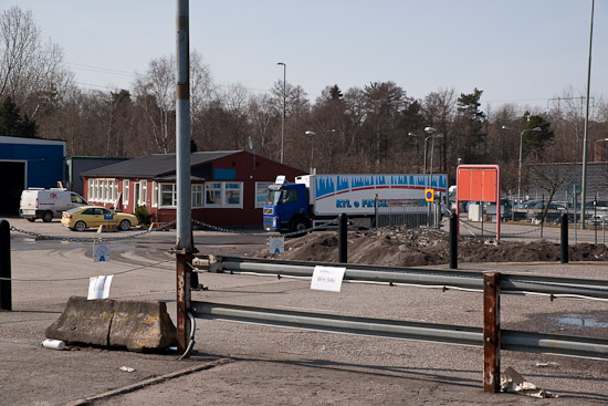 Cirkusbilen glider in på området