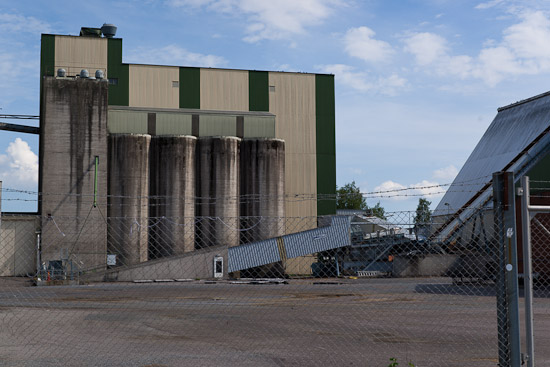 Hamnen är ett mindre industriområde