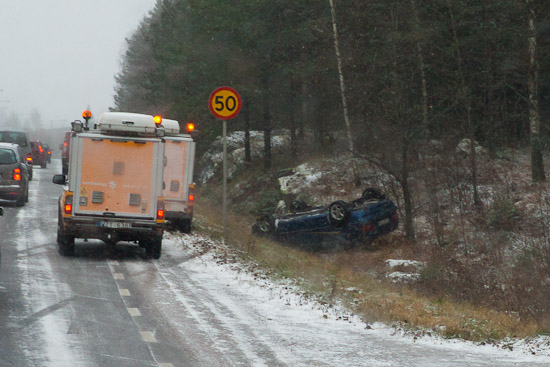 En bil ligger på taket efter avåkning i Knivsta.