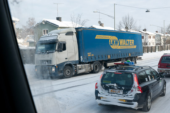 En trailer som fastnat i ett svagt upplut