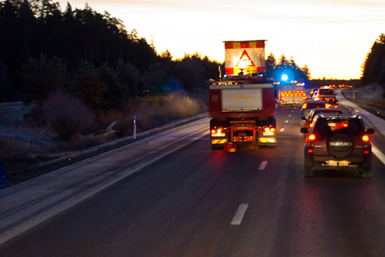 Personbil i diket utanför Enköping