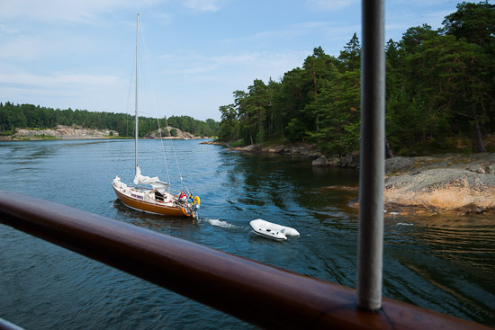 Segelbåtar går för motor genom skärgården