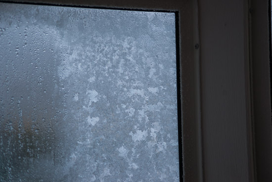 Frost på insidan av fönstren