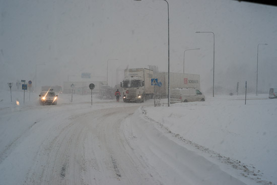 Långtradare som kört fast i snön