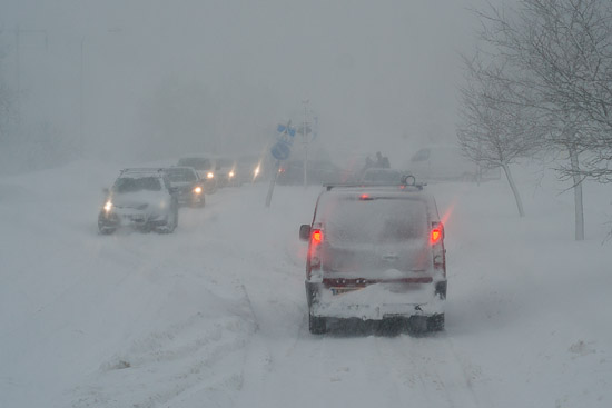 Personbilarna fastnade också i snön