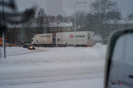 En tungbärgare har anlänt för att dra loss långtradaren