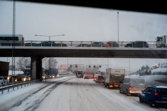 En avstängd motorväg skapar lite köer