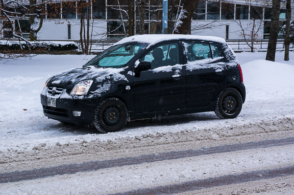 Svårt att fickparkera utanför Kommunhuset på Kungsgatan i Enköping