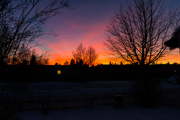 En solig dag avslutas med en vacker solnedgång