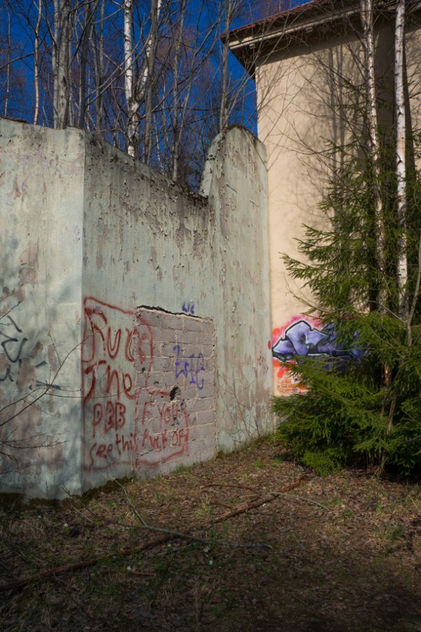 En hög mur omgärdar rastgården på baksidan