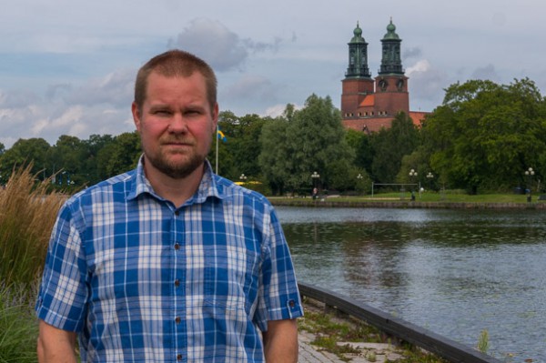 Jag med den vackra kyrkan i Eskilstuna i bakgrunden